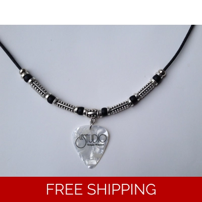 Le Studio Deluxe Necklace Pearl Pick Black Logo